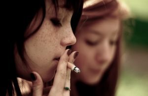 devojčice puše cigarete