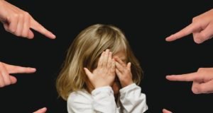 Da li roditelji treba da upućuju pretnje deci: Zastrašivanje kao vaspitna metoda