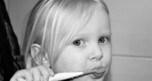 Karijes kod dece – zašto propadaju mlečni zubi?