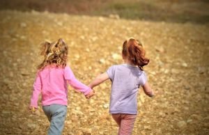 Srbijanka Stanković: Hoćemo do kraja ulice? devojčice-se-drže-za-ruke