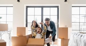 porodica-dete-kutija-selidba