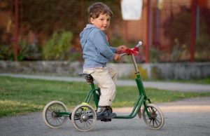 dečak-vozi-tricikl