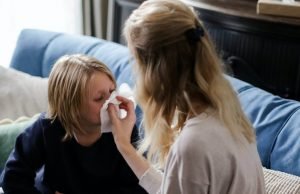 majka-dete-brisanje-nosa