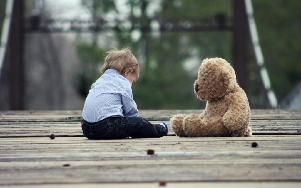 dete-tuga-medved-igracka