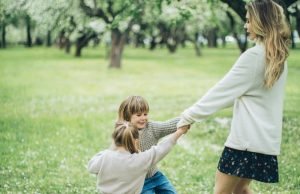 Zašto je boravak na otvorenom ključan za pravilan razvoj dece? majka-deca-park-zelenilo
