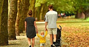 roditelji-dete-setnja-parkom