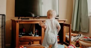 beba-nered-televizor