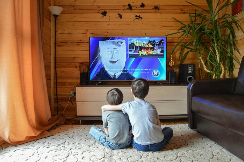 dečaci-gledaju-tv