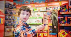 dečak-prodavnica-igračaka