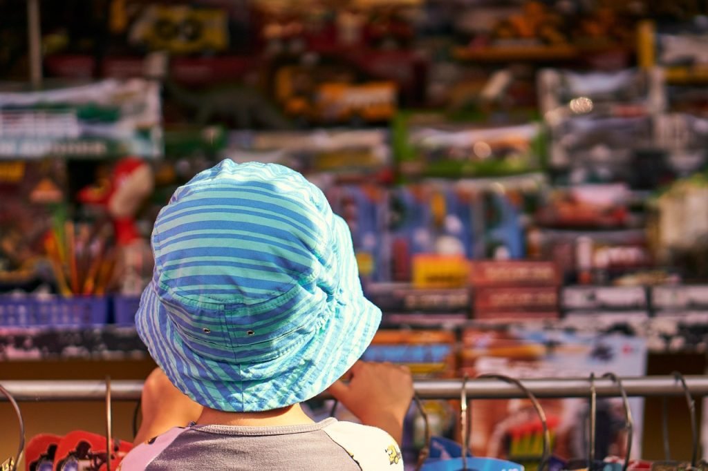 malo-dete-igračke-dečja-oprema