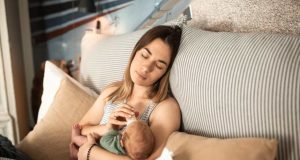 zena-beba-majka-krevet-hranjenje-flasica