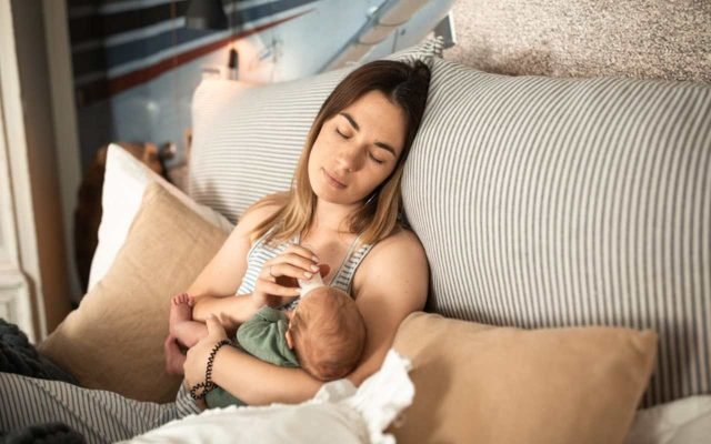 zena-beba-majka-krevet-hranjenje-flasica zena-beba-majka-krevet-hranjenje-flasica