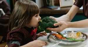 dete-jede-brokoli