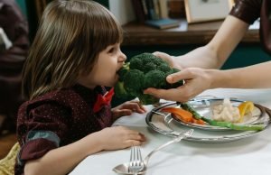 dete-jede-brokoli