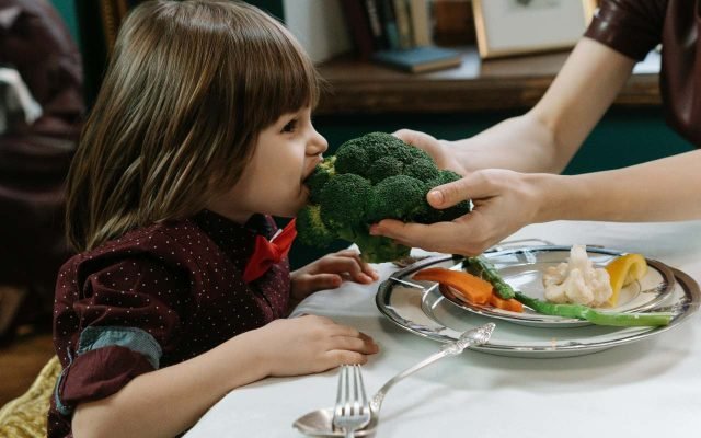 dete-jede-brokoli
