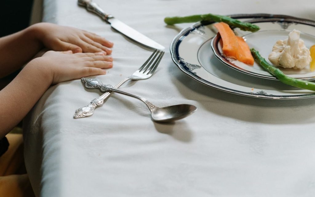 dete-ruke-na-stolu-tanjir-povrce