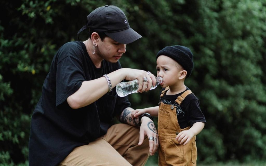 dete-pije-vodu-flasica