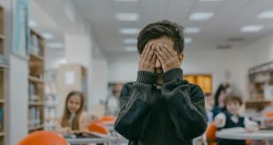 5 najčešćih uzroka stresa kod dece i kako im možete pomoći dete-ruke-preko-lica-skola-ucionica