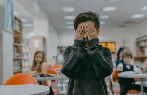 dete-ruke-preko-lica-skola-ucionica