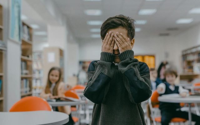 dete-ruke-preko-lica-skola-ucionica