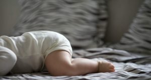 Kako očistiti dom za bebe i malu decu: skrivena žarišta prljavštine u nameštaju i kako ih bezbedno ukloniti beba-posteljina-krevet