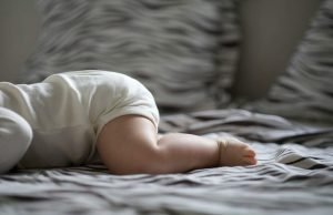 beba-posteljina-krevet