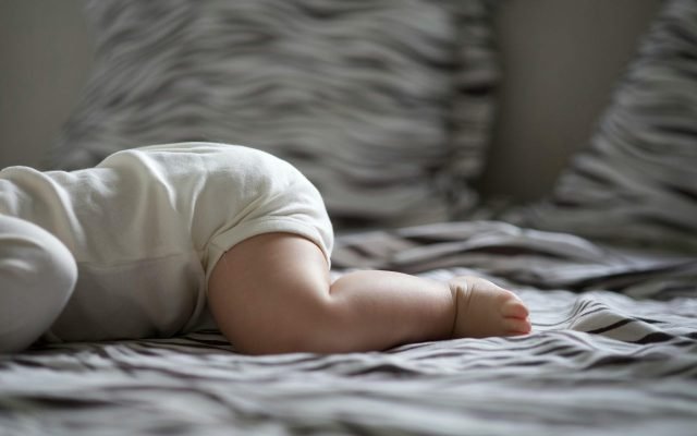 beba-posteljina-krevet