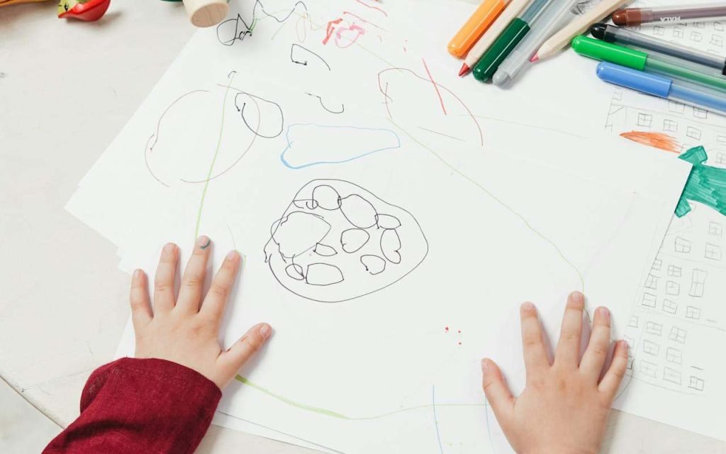 dete-bojice-crtanje-igra-ucenje