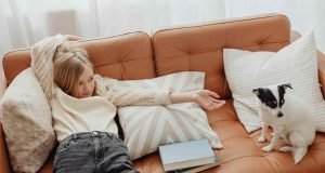 Zašto dosada može biti dobra za decu? dete-pas-kauc-lezanje