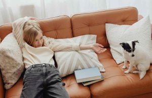 dete-pas-kauc-lezanje