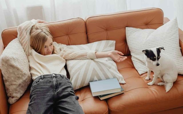 dete-pas-kauc-lezanje