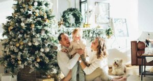 Kako da uključite dete u dekoraciju doma za praznike? porodica-roditelji-dete-jelka-praznici