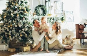 porodica-roditelji-dete-jelka-praznici