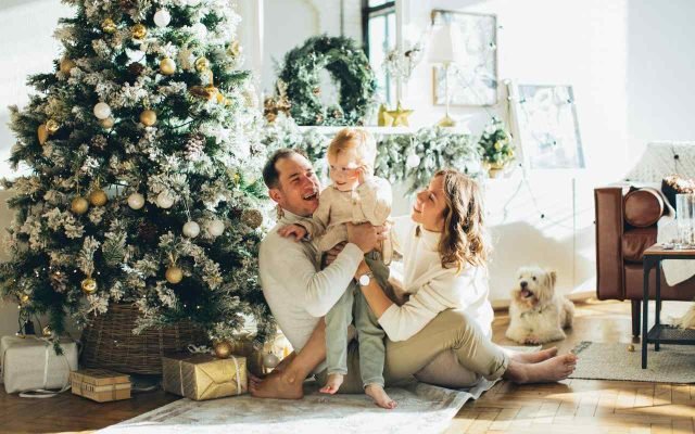 porodica-roditelji-dete-jelka-praznici porodica-roditelji-dete-jelka-praznici