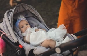 beba-devojcica-kolica