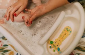 beba-kadica-pena-ruka