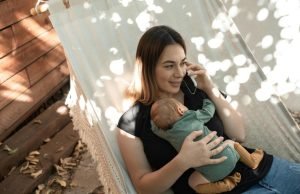 zena-lezaljka-beba-telefon