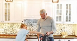 Šta dete stvarno uči iz nagrada i kazni: motivacija kroz svakodnevne situacije muskarac-decak-kesa-sredstva