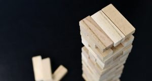 Kako igračke mogu pomoći u razvoju koncentracije kod dece? visoka-kula-drveni-blokovi