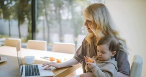 Roditelji preduzetnici: kako balansirati porodicu i vođenje firme? zena-beba-laptop-mandarina