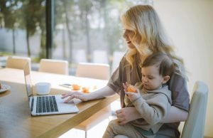 zena-beba-laptop-mandarina