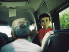 dečak autobus