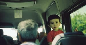 Saveti za duže putovanje sa malim detetom organizovanim prevozom – kako da letovanje počne bez stresa dečak autobus