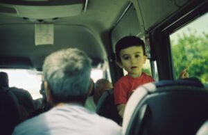 dečak autobus