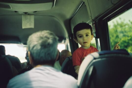 dečak autobus