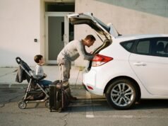 Na šta obratiti pažnju ako uzimate rent a car, a imate dete? muskarac-dete-kofer-auto