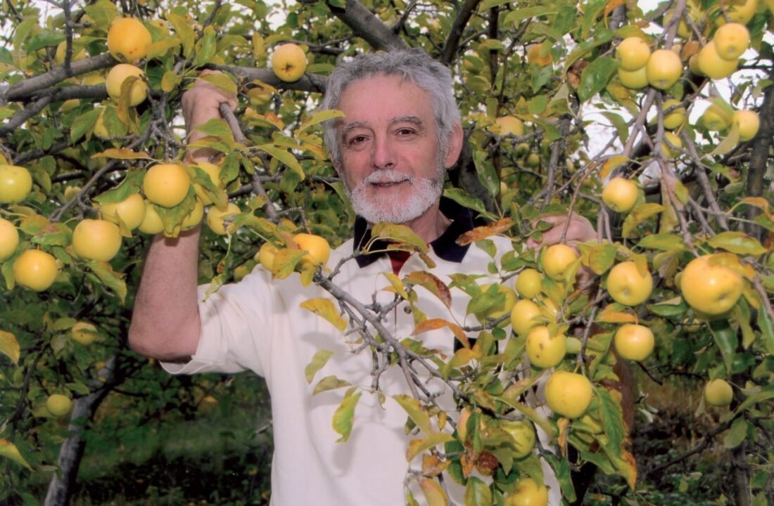 Dobrica Erić, pesnik za decu, na fotografiji iz knjige Priča iz mravljeg sveta