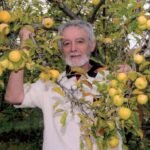 Dobrica Erić, pesnik za decu, na fotografiji iz knjige Priča iz mravljeg sveta