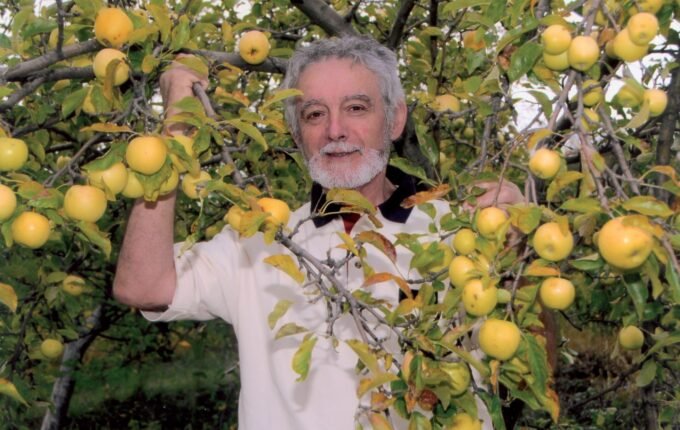 Dobrica Erić, pesnik za decu, na fotografiji iz knjige Priča iz mravljeg sveta