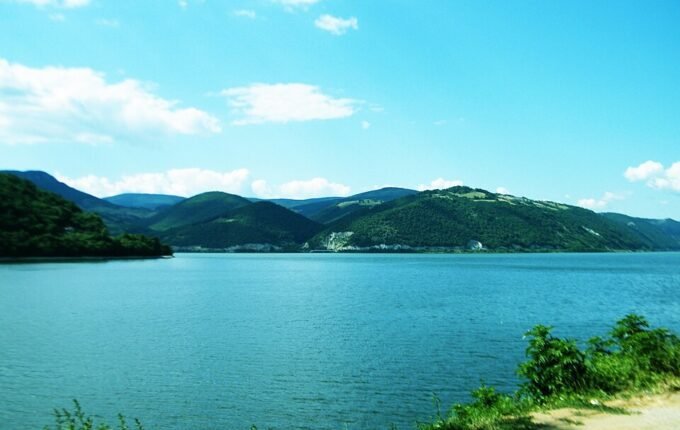 Dunav kod Đerdapa, rečna obala i brda u pozadini